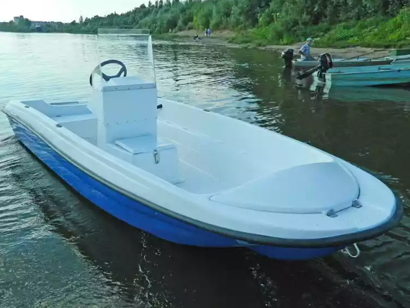 Стеклопластиковая лодка Пингвин с консолью (тримаран) в Ангарске