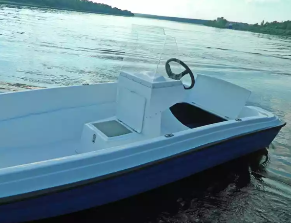 Стеклопластиковая лодка Пингвин с консолью (тримаран) в Ангарске