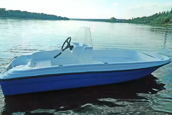 Стеклопластиковая лодка Пингвин с консолью (тримаран) в Ангарске