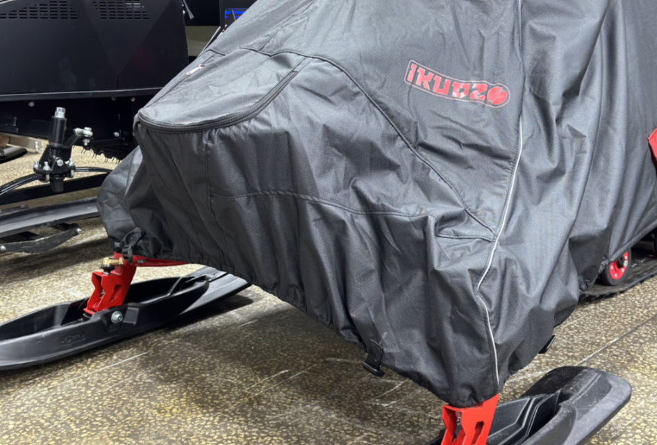 Чехол транспорт. снегохода IKUDZO HUNTER черно-красный Оксфорд ПРЕМИУМ качества с лого IKUDZO в Ангарске